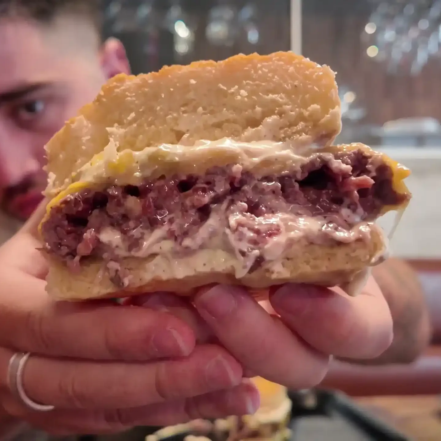 Hamburguesa de Jenkin's cortada por la mitad