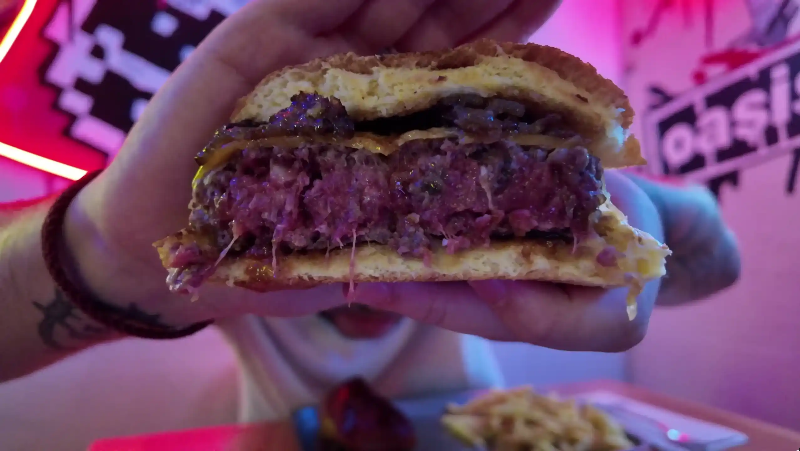 Hamburguesa de Juancho's BBQ cortada por la mitad