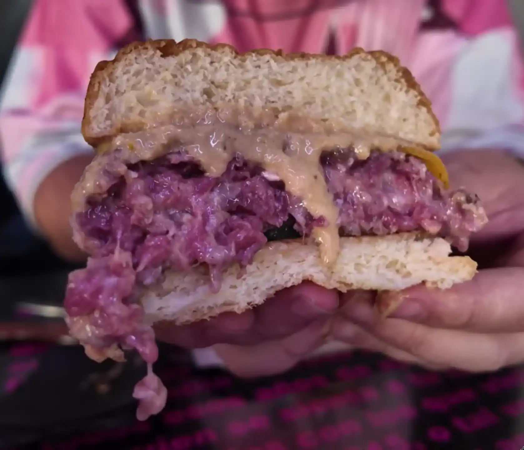 Hamburguesa de Soul Coffee Beer cortada por la mitad