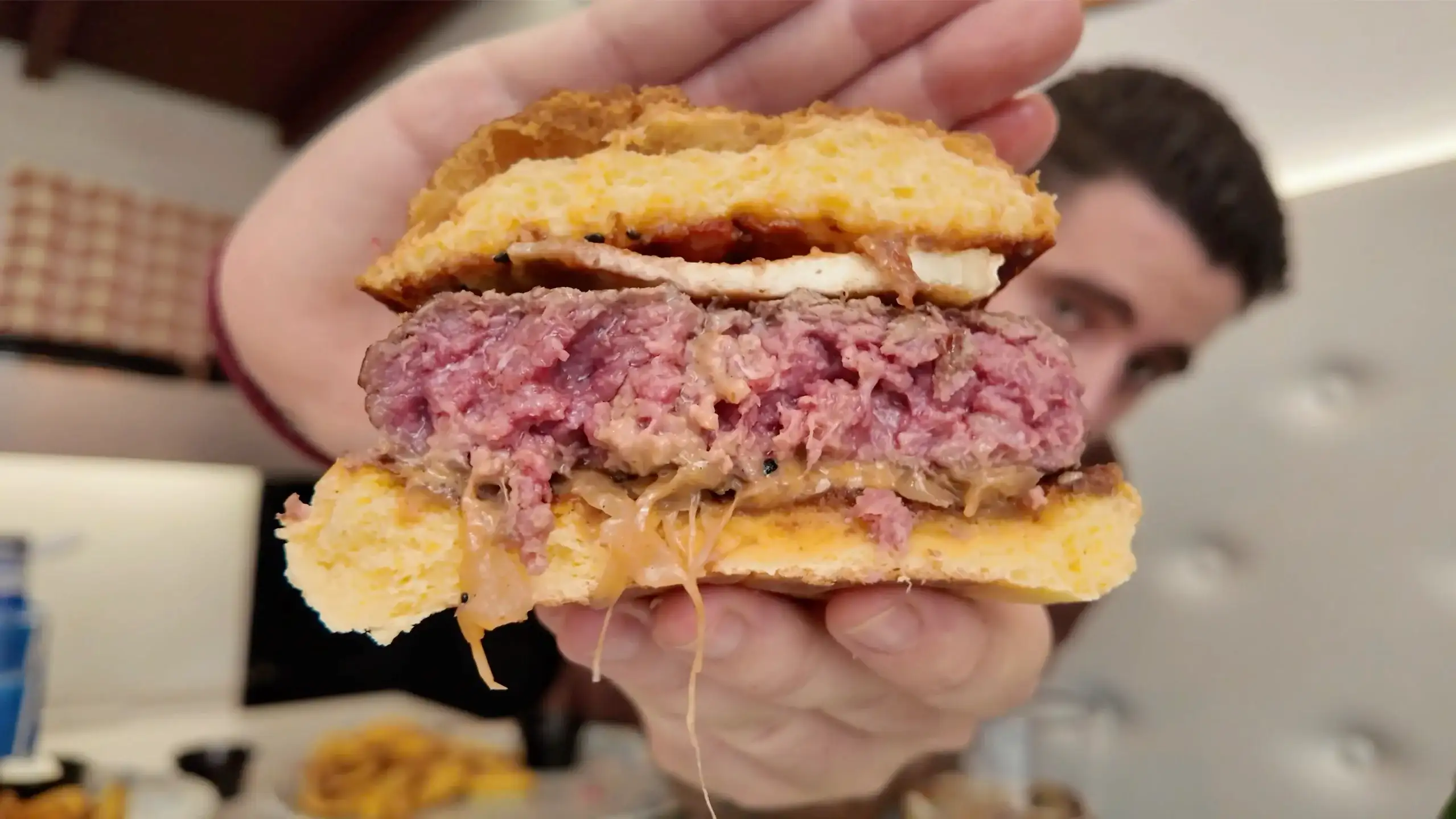 Hamburguesa de Grannys Burger cortada por la mitad